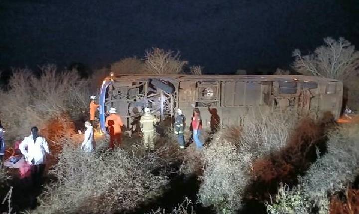 Acidente com ônibus deixa sete mortos e treze feridos na Bahia; entre as vítimas fatais uma mulher de Nova Descoberta, em Petrolina-PE