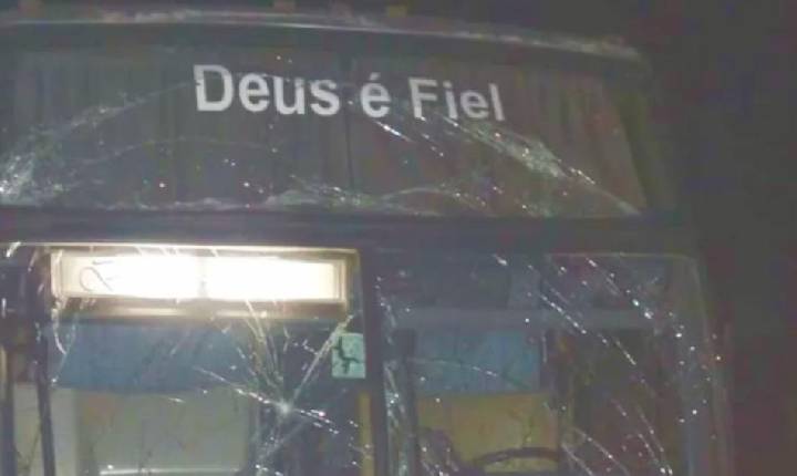 Acidente com ônibus universitários de Lagoa Grande-PE é registrado na BR-428 em Petrolina-PE