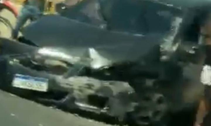 Acidente entre caminhão e carro é registrado nas proximidades de posto de combustível em Petrolina-PE