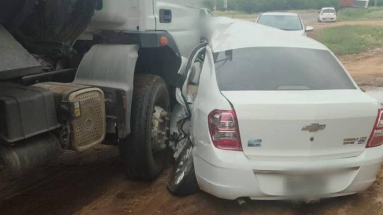 Acidente envolvendo caminhão e carro é registrado nas proximidades do aeroporto de Petrolina-PE