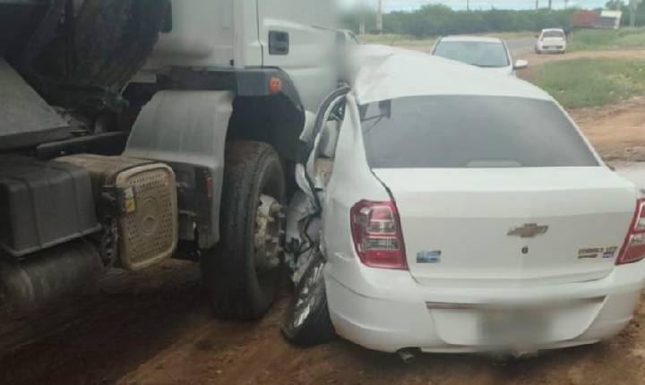 Acidente envolvendo caminhão e carro é registrado nas proximidades do aeroporto de Petrolina-PE
