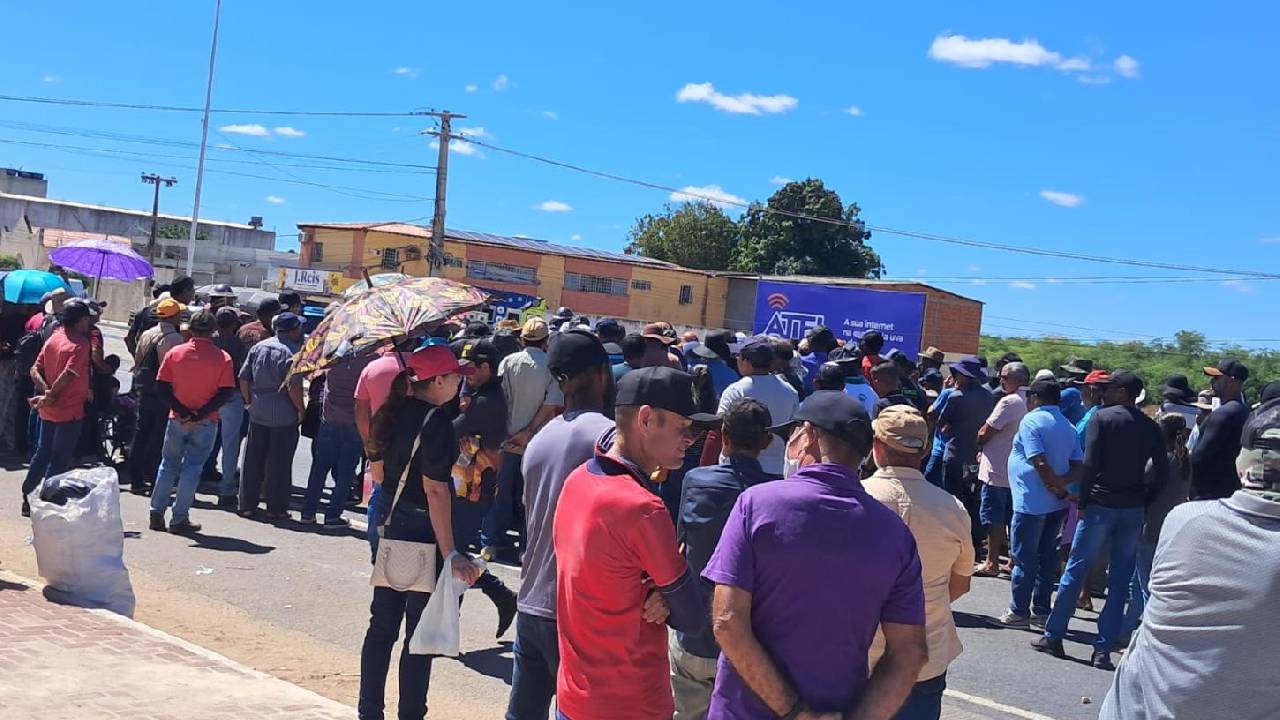 Agricultores afetados pela reserva da vida silvestre Tatu-bola realizam manifestação na BR-428, entre Lagoa Grande e Izacolândia