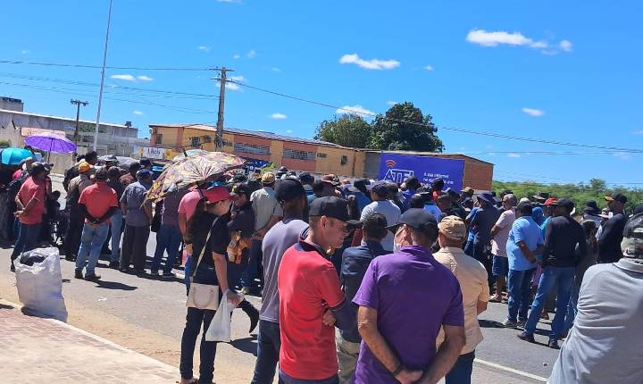 Agricultores afetados pela reserva da vida silvestre Tatu-bola realizam manifestação na BR-428, entre Lagoa Grande e Izacolândia