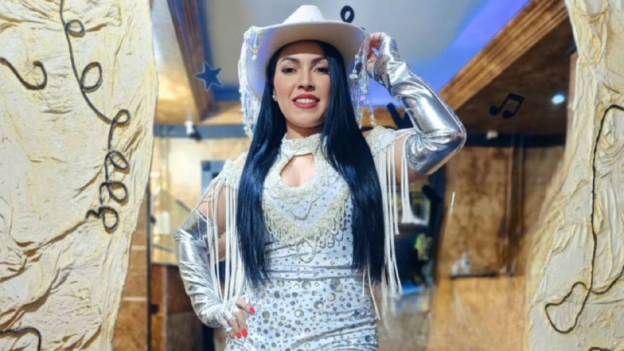 Após sair da Banda Djavú, Yara Larzury - 