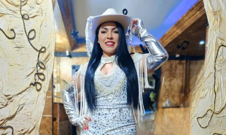 Após sair da Banda Djavú, Yara Larzury - 
