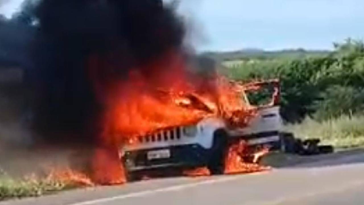ASSISTA: Carro fica destruído ao ser tomado por incêndio em Lagoa Grande-PE; clique aqui e saiba mais