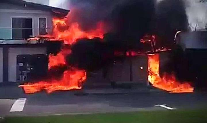 Avião cai em restaurante, atinge residências e mata três pessoas no Rio Grande do Sul; veja imagens do momento da queda