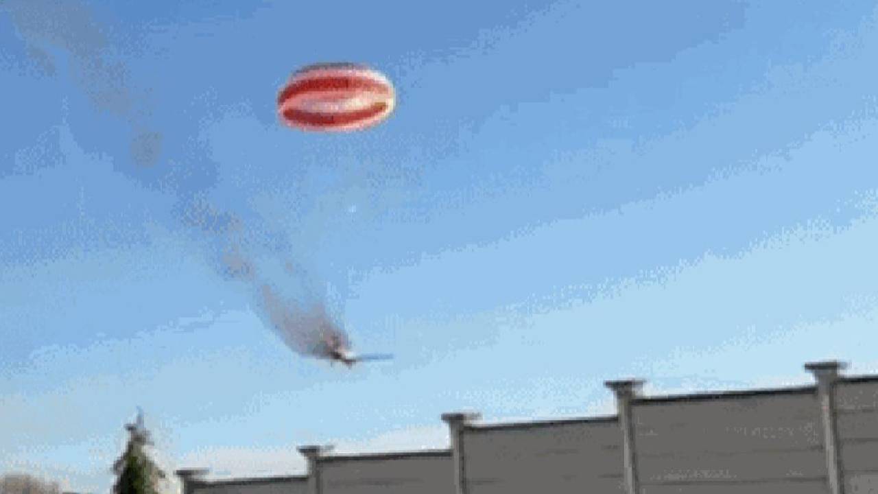 Avião monomotor cai e pega fogo: Piloto aciona paraquedas e sobrevive; ASSISTA