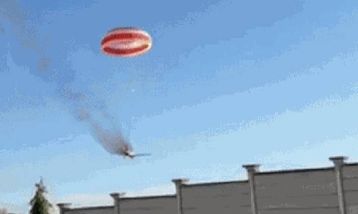 Avião monomotor cai e pega fogo: Piloto aciona paraquedas e sobrevive; ASSISTA