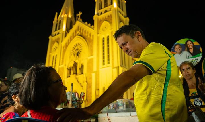 Candidato a deputado federal, Carlos Britto é recebido com carinho e entusiasmo no Desfile de 21 de Setembro em Petrolina-PE