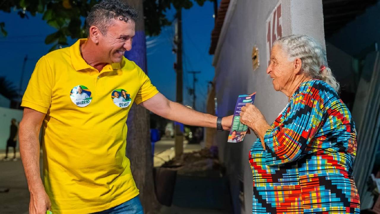 Candidato a deputado federal, Carlos Britto escuta demandas da população, apresenta propostas e promove arrastão de adesivaço em Petrolina-PE