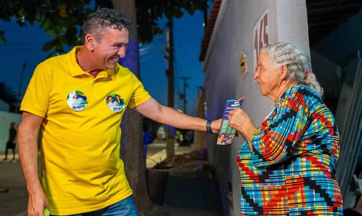 Candidato a deputado federal, Carlos Britto escuta demandas da população, apresenta propostas e promove arrastão de adesivaço em Petrolina-PE