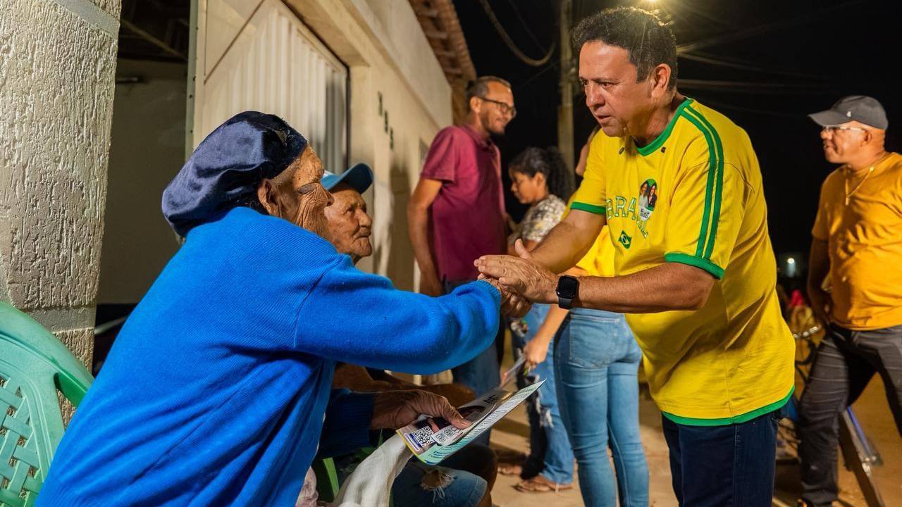 Candidato a deputado federal, Carlos Britto intensifica campanha com caminhadas e contato direto com eleitores no Sertão