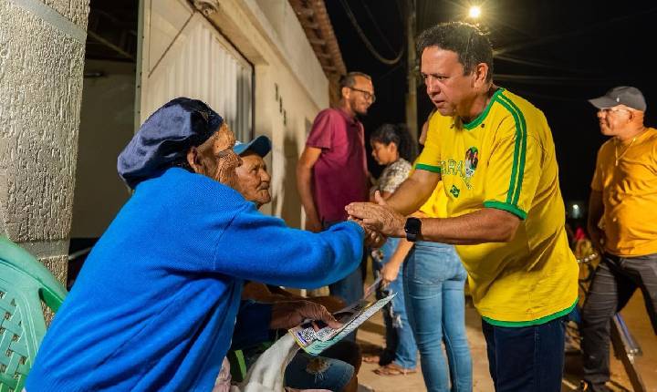 Candidato a deputado federal, Carlos Britto intensifica campanha com caminhadas e contato direto com eleitores no Sertão