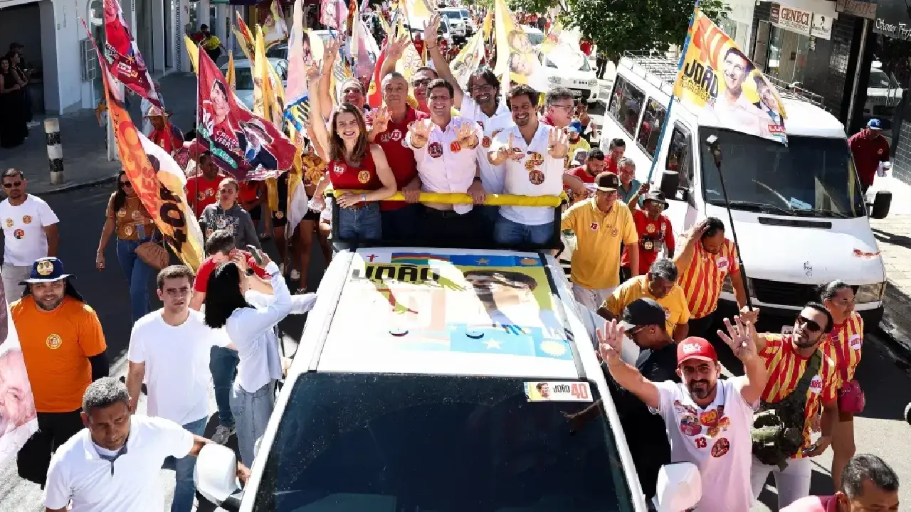 Candidatos a governador e deputado federal, João Campos e Lucas Ramos vão às ruas e realizam carreatas no Sertão de Pernambuco