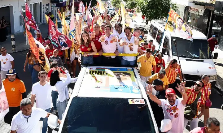 Candidatos a governador e deputado federal, João Campos e Lucas Ramos vão às ruas e realizam carreatas no Sertão de Pernambuco
