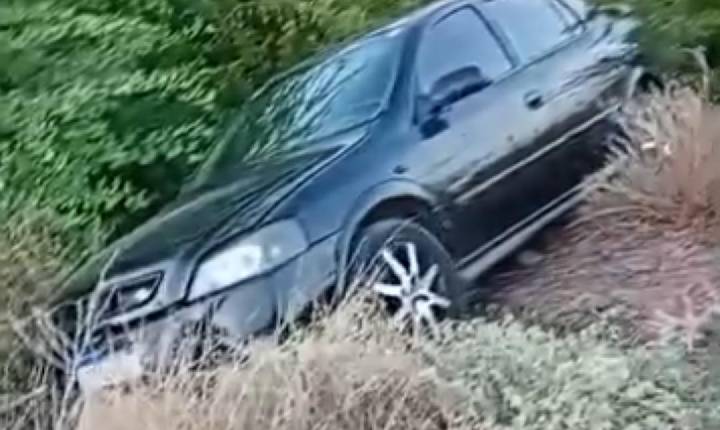 Carro desce pelo aterro na zona rural de Lagoa Grande-PE; ASSISTA