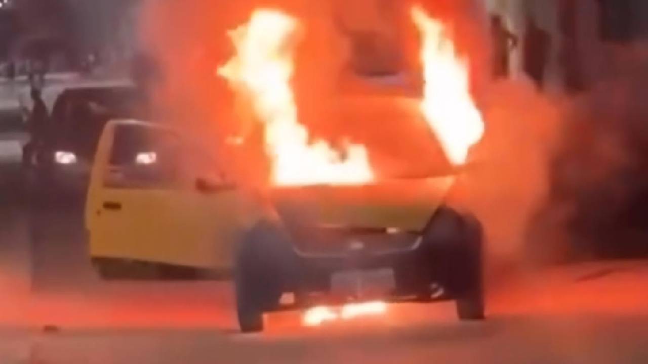 Carro fica destruído após ser tomado por incêndio no distrito de Izacolândia, em Petrolina-PE; VEJA O VÍDEO