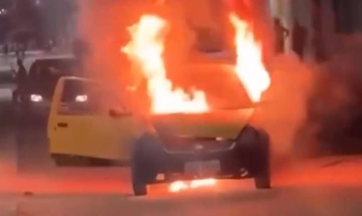 Carro fica destruído após ser tomado por incêndio no distrito de Izacolândia, em Petrolina-PE; VEJA O VÍDEO