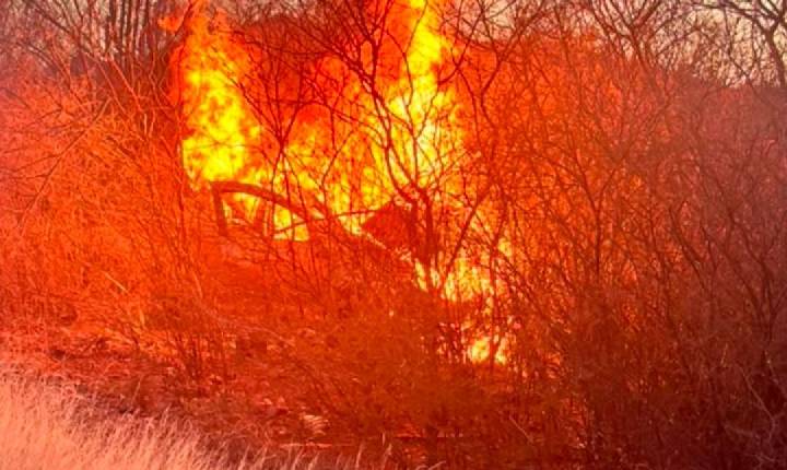 Carro pega fogo e deixa três pessoas feridas em Santa Maria da Boa Vista-PE; entre as vítimas uma criança