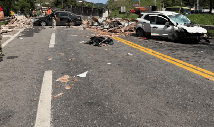 Cinco pessoas da mesma família morrem em acidente entre caminhão e outros quatro veículos