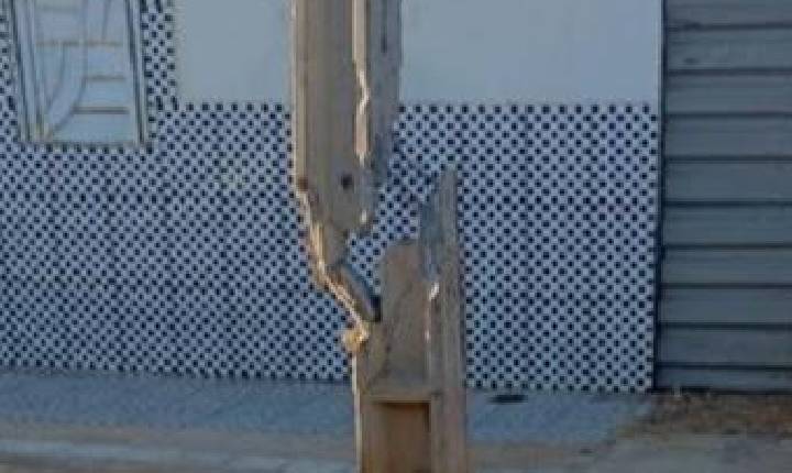 Com estrutura destruída, poste está prestes a cair e deixa moradores preocupados no bairro da Estátua, em Lagoa Grande-PE