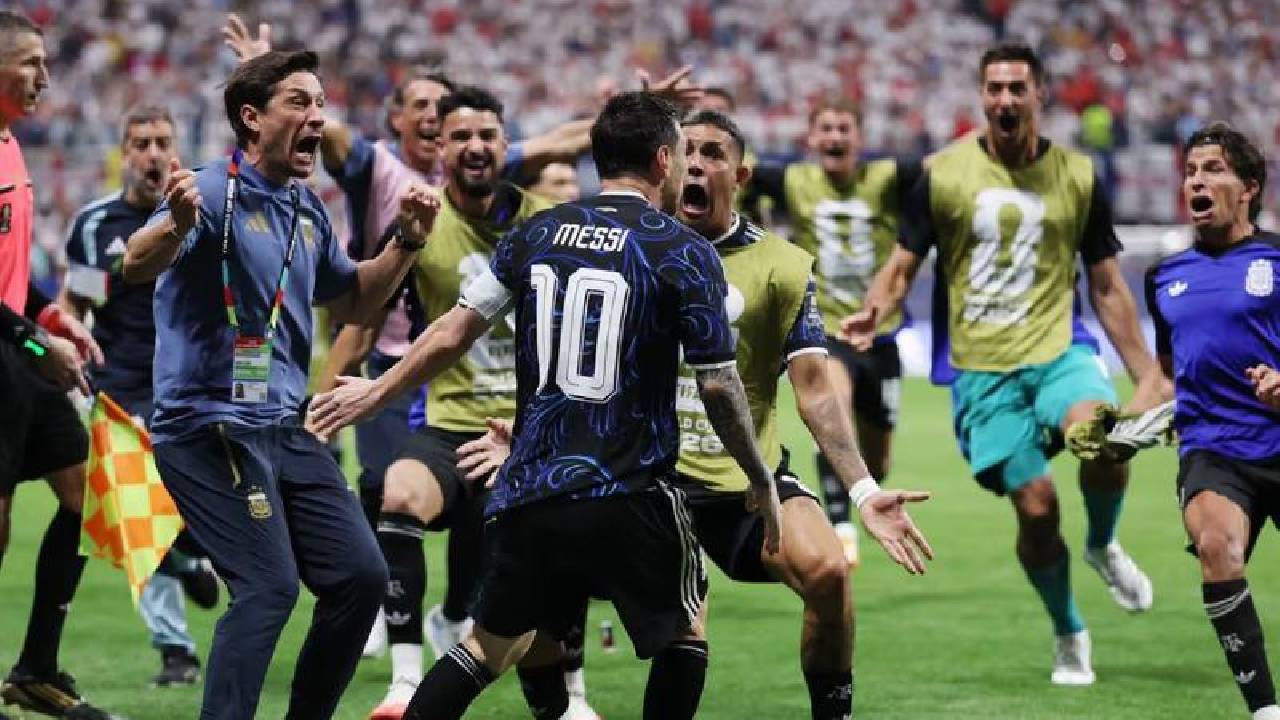 Com gols no fim, Argentina vence Inglaterra de virada e vai à final da Copa do Mundo para enfrentar a Espanha