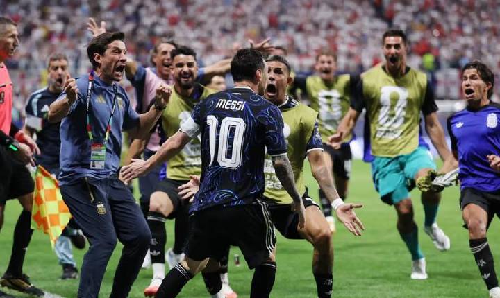 Com gols no fim, Argentina vence Inglaterra de virada e vai à final da Copa do Mundo para enfrentar a Espanha