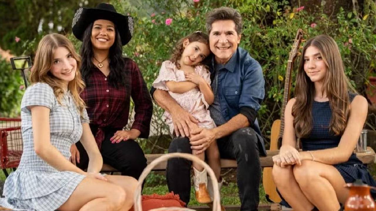 Daniel reúne suas filhas com a filha de João Paulo e cantam 