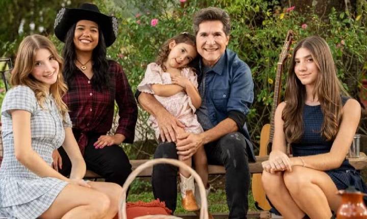 Daniel reúne suas filhas com a filha de João Paulo e cantam 