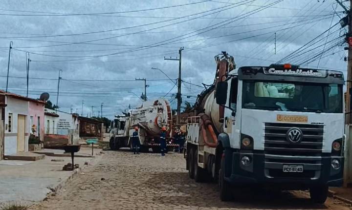 Depois de diversas cobranças feitas pelo Programa Fala Lagoa Grande, Compesa se desloca até Izacolândia para resolver problema de esgoto céu aberto
