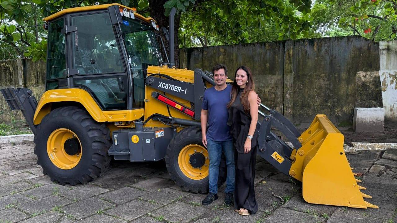 Deputado federal Lucas Ramos entrega equipamentos agrícolas a prefeita Catharina Garziera para fortalecer a Agricultura Familiar de Lagoa Grande-PE