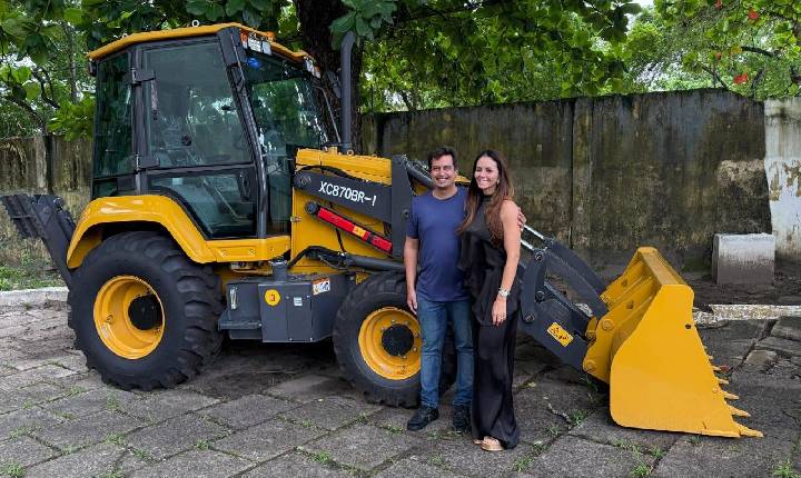 Deputado federal Lucas Ramos entrega equipamentos agrícolas a prefeita Catharina Garziera para fortalecer a Agricultura Familiar de Lagoa Grande-PE