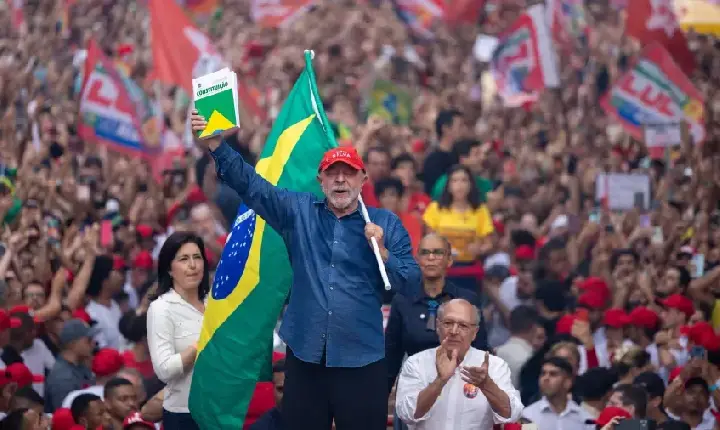 Em virada histórica, Lula é reeleito e governará o Brasil pela quarta vez