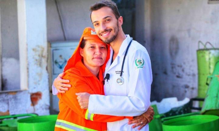Enfermeiro homenageia a mãe gari em ensaio fotográfico de formatura e destaca os 16 anos de trabalho dela na limpeza urbana