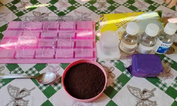 Estudantes de escola pública criam sabonete feito com borra de café e mostram potencial comercial e impacto ambiental positivo