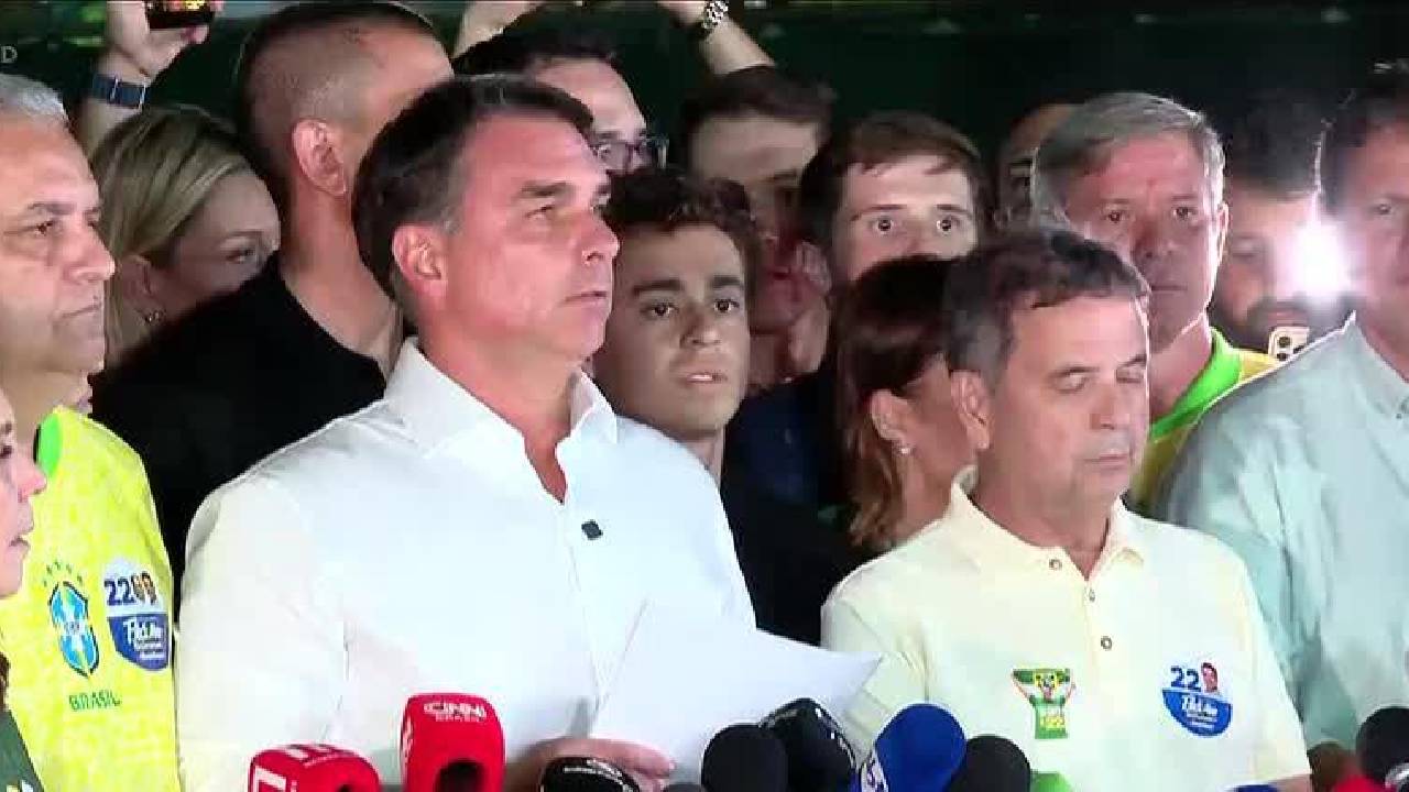 Flávio Bolsonaro desiste de pedir anulação das eleições do segundo turno para presidente