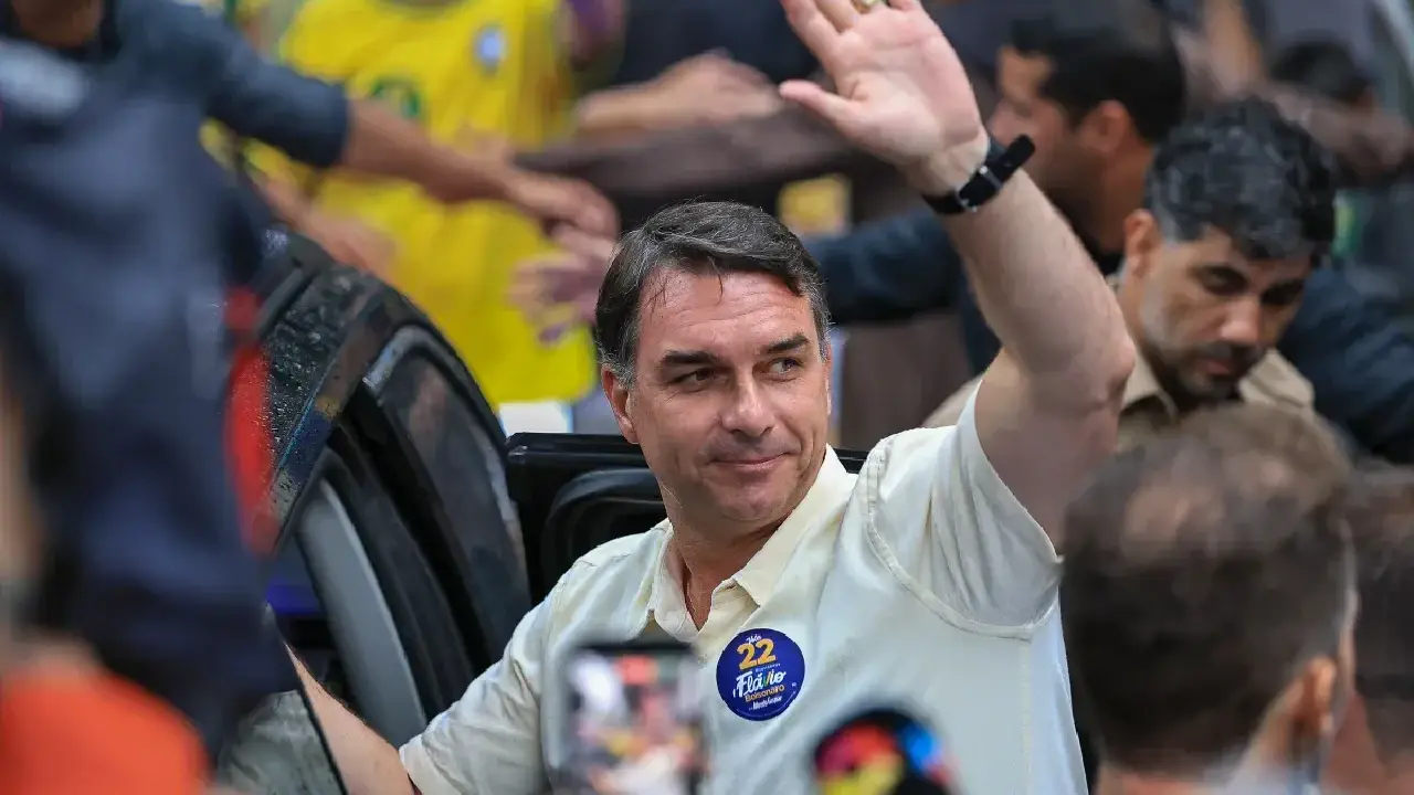 Flávio fugiu com a família para os EUA e pedirá asilo político a Trump