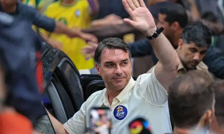 Flávio fugiu com a família para os EUA e pedirá asilo político a Trump