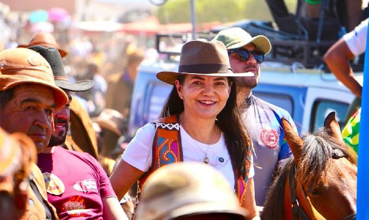 Josimara Cavalcanti fortalece sua caminhada pelo Sertão durante a Tradicional Missa do Vaqueiro de Serrita, ao lado de João Campos