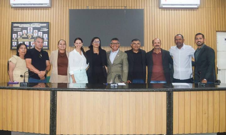 Juciara Resende é empossada pelo presidente da Câmara de Lagoa Grande-PE para assumir o cargo de vereadora