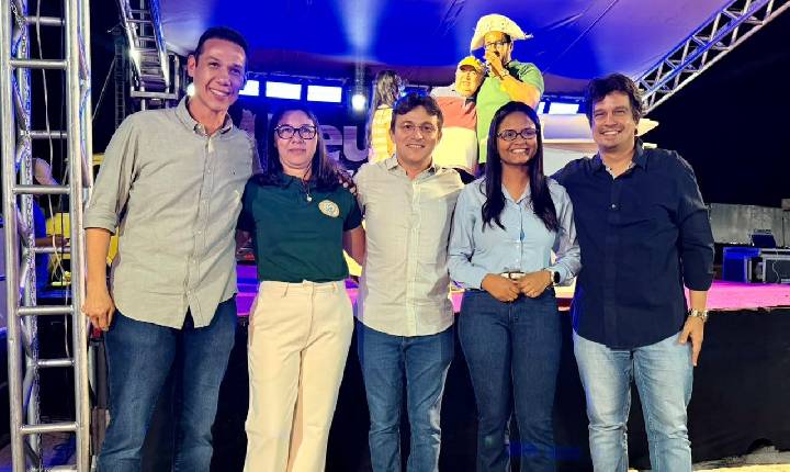 Lucas Ramos prestigia Tradicional Noite dos Colonos no Projeto Bebedouro, em Petrolina-PE ao lado de Elismar Gonçalves
