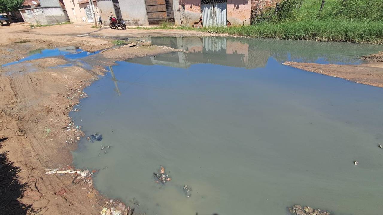 Moradores da Rua da Adutora, em Izacolândia denunciam esgoto a céu aberto e pedem providências urgentes ao Poder Público