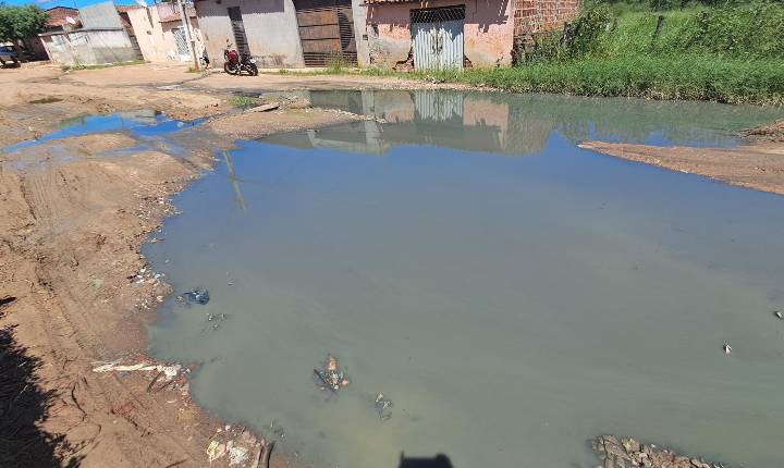 Moradores da Rua da Adutora, em Izacolândia denunciam esgoto a céu aberto e pedem providências urgentes ao Poder Público
