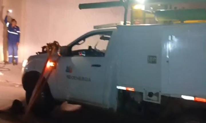 Neoenergia recolhe poste arrastado por caminhão no Centro de Lagoa Grande-PE e garante a segurança da população