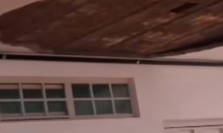Parte do teto de escola do bairro Antônio Cassimiro, em Petrolina-PE cai em área de eleitores durante votação; VEJA O VÍDEO