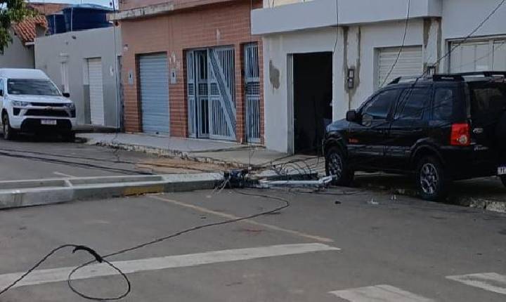 Poste cai ao lado do SAF de Lagoa Grande-PE depois de ser arrastado por caminhão
