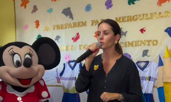 Prefeita Catharina Garziera e a secretária de Educação, Joseilde Paulino iniciam a entrega dos fardamentos escolares em Lagoa Grande-PE; VEJA O VÍDEO