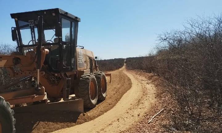Prefeitura de Petrolina-PE intensifica serviços de patrolamento em trechos que liga o interior da cidade à Lagoa Grande-PE