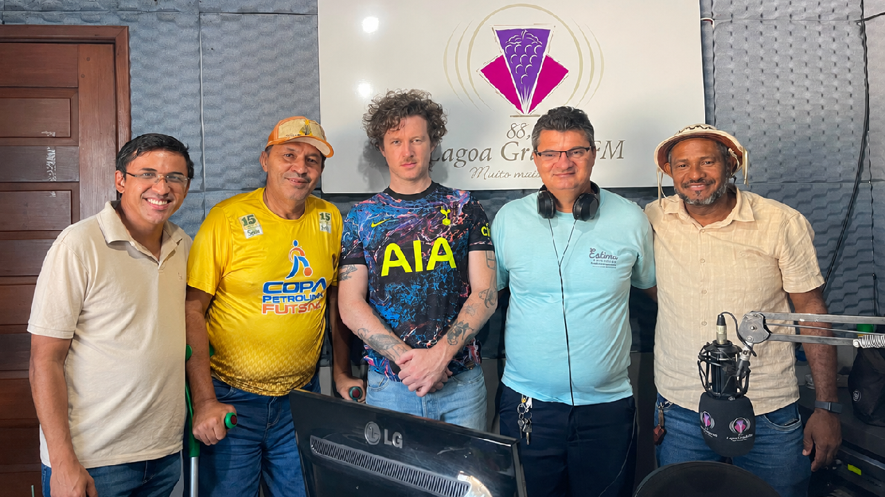 Programa Notícias em Destaque recebe o estadunidense Brendan, professor Ronaldo e o repórter Villas Boas para discutir comunicação esportiva e futebol de base feminino